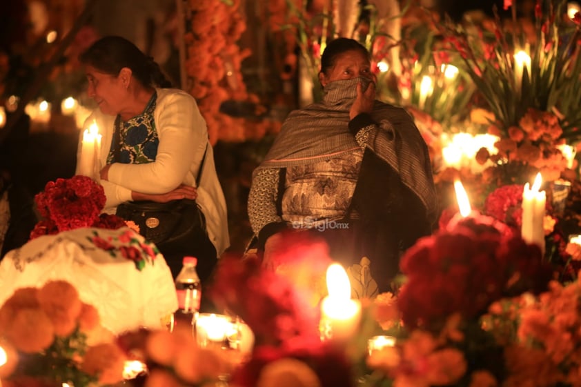 Como cada año, familiares y amigos comenzaron este 01 de noviembre la tradicional 'Noche de muertos' en Tzintzuntzan, Michoacán.