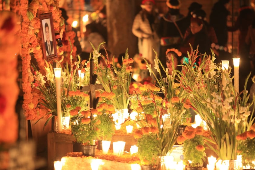 Como cada año, familiares y amigos comenzaron este 01 de noviembre la tradicional 'Noche de muertos' en Tzintzuntzan, Michoacán.