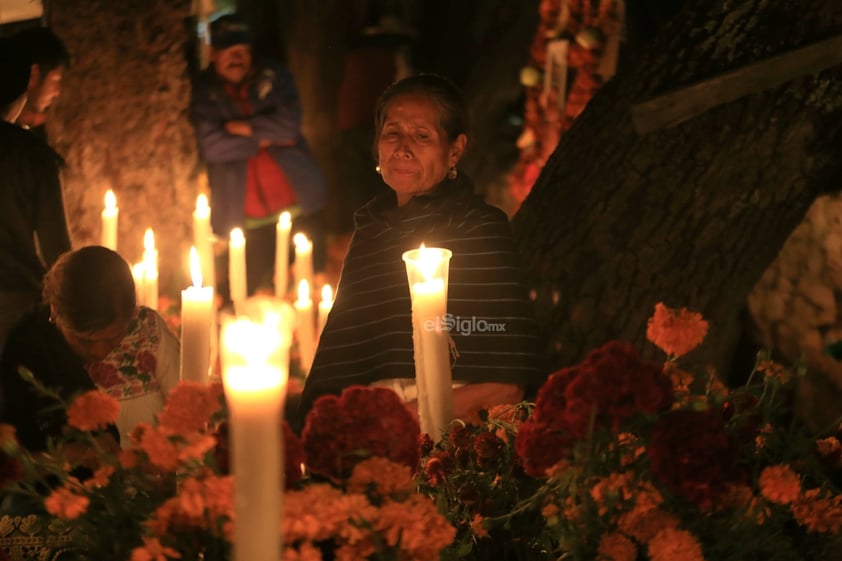 Como cada año, familiares y amigos comenzaron este 01 de noviembre la tradicional 'Noche de muertos' en Tzintzuntzan, Michoacán.