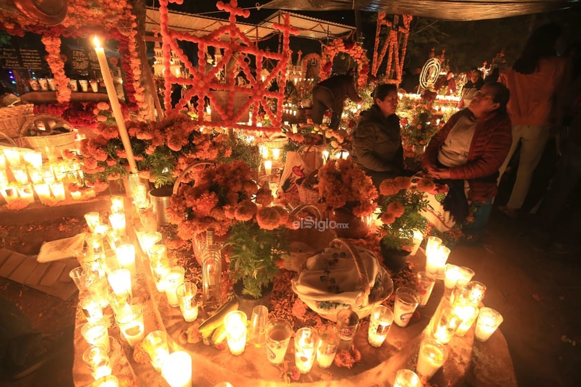 Como cada año, familiares y amigos comenzaron este 01 de noviembre la tradicional 'Noche de muertos' en Tzintzuntzan, Michoacán.