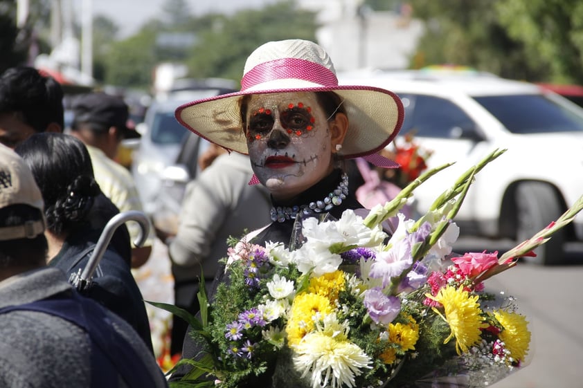 Hoy, un número considerable de duranguenses acudió a los panteones a visitar las tumbas de sus seres queridos; llevar flores, alimentos y otros presentes.