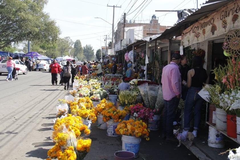 Hoy, un número considerable de duranguenses acudió a los panteones a visitar las tumbas de sus seres queridos; llevar flores, alimentos y otros presentes.