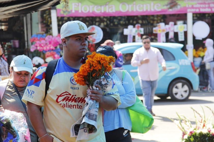 Hoy, un número considerable de duranguenses acudió a los panteones a visitar las tumbas de sus seres queridos; llevar flores, alimentos y otros presentes.