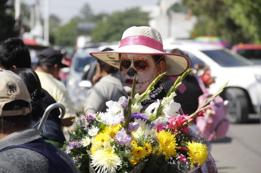 Hoy, un número considerable de duranguenses acudió a los panteones a visitar las tumbas de sus seres queridos; llevar flores, alimentos y otros presentes.