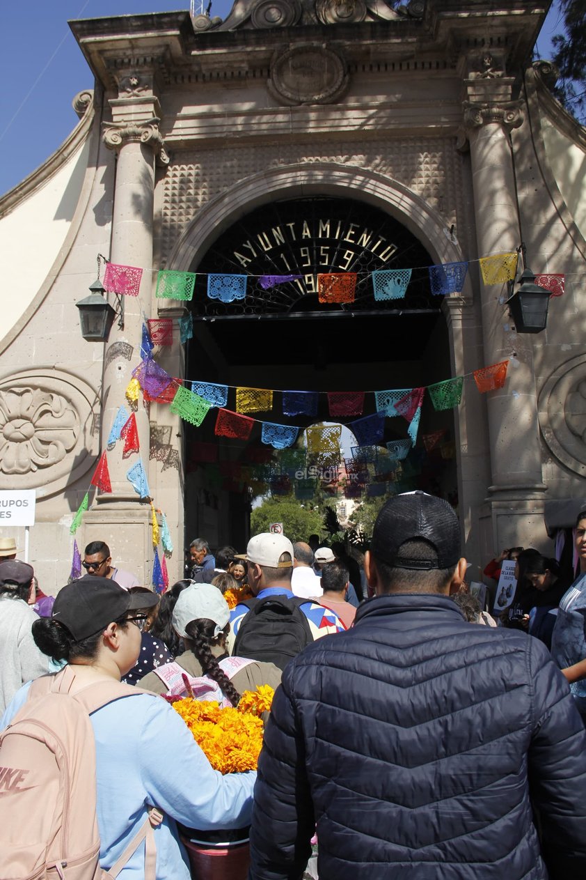 Hoy, un número considerable de duranguenses acudió a los panteones a visitar las tumbas de sus seres queridos; llevar flores, alimentos y otros presentes.