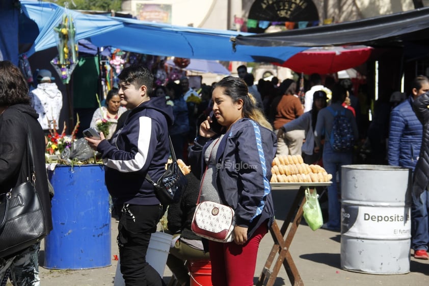 Hoy, un número considerable de duranguenses acudió a los panteones a visitar las tumbas de sus seres queridos; llevar flores, alimentos y otros presentes.