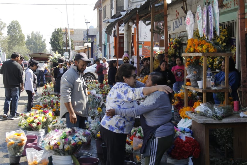 Hoy, un número considerable de duranguenses acudió a los panteones a visitar las tumbas de sus seres queridos; llevar flores, alimentos y otros presentes.