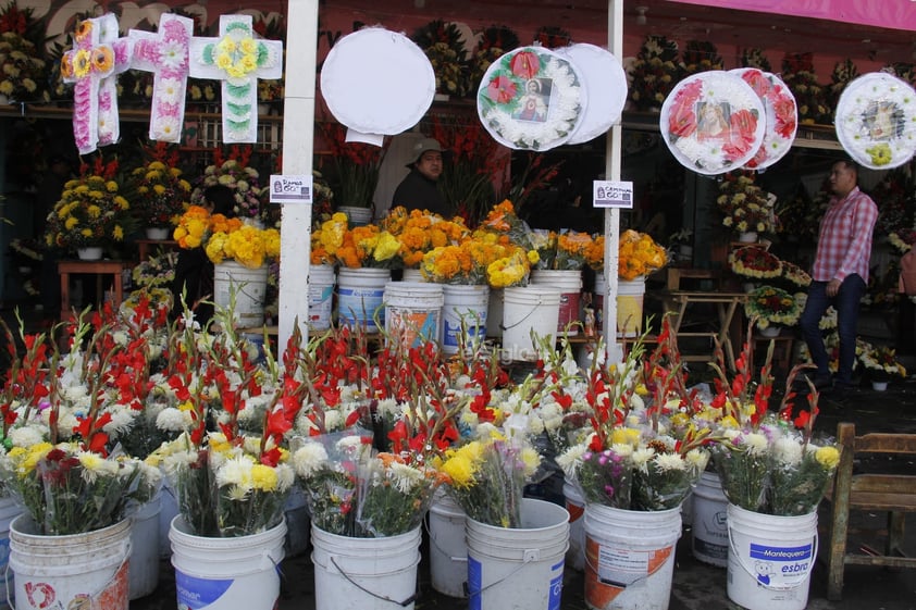 Hoy, un número considerable de duranguenses acudió a los panteones a visitar las tumbas de sus seres queridos; llevar flores, alimentos y otros presentes.