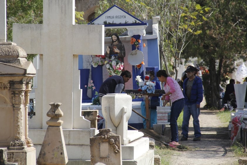 Hoy, un número considerable de duranguenses acudió a los panteones a visitar las tumbas de sus seres queridos; llevar flores, alimentos y otros presentes.