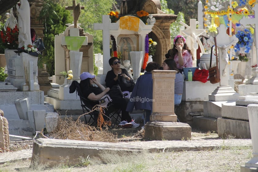 Hoy, un número considerable de duranguenses acudió a los panteones a visitar las tumbas de sus seres queridos; llevar flores, alimentos y otros presentes.