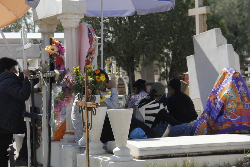 Hoy, un número considerable de duranguenses acudió a los panteones a visitar las tumbas de sus seres queridos; llevar flores, alimentos y otros presentes.