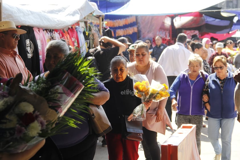 Hoy, un número considerable de duranguenses acudió a los panteones a visitar las tumbas de sus seres queridos; llevar flores, alimentos y otros presentes.