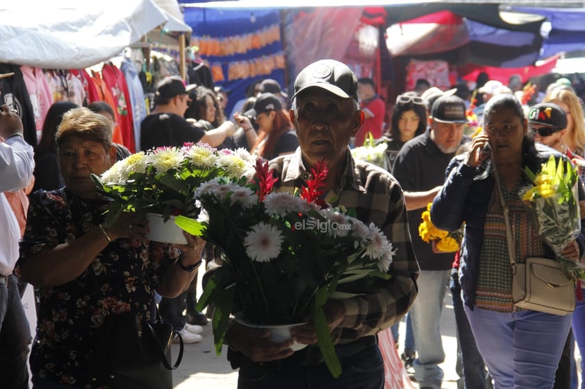 Hoy, un número considerable de duranguenses acudió a los panteones a visitar las tumbas de sus seres queridos; llevar flores, alimentos y otros presentes.