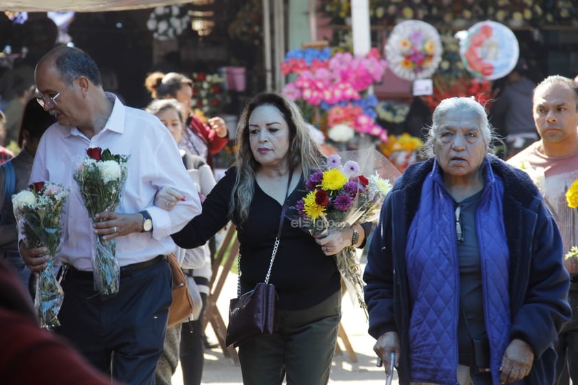 Hoy, un número considerable de duranguenses acudió a los panteones a visitar las tumbas de sus seres queridos; llevar flores, alimentos y otros presentes.