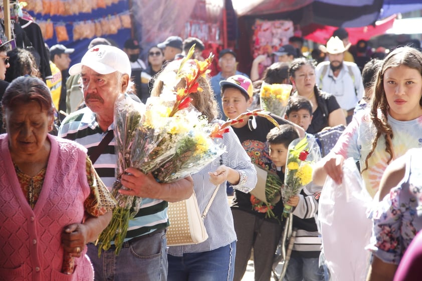 Hoy, un número considerable de duranguenses acudió a los panteones a visitar las tumbas de sus seres queridos; llevar flores, alimentos y otros presentes.