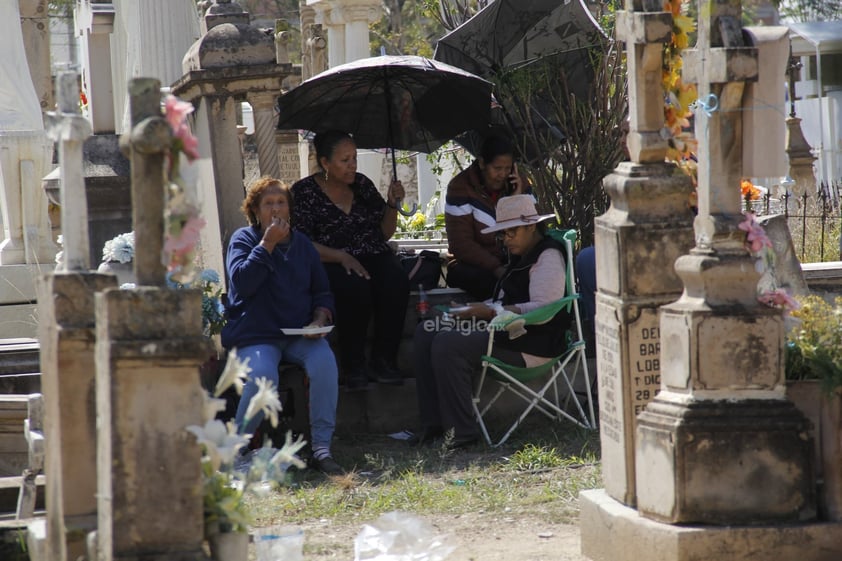 Hoy, un número considerable de duranguenses acudió a los panteones a visitar las tumbas de sus seres queridos; llevar flores, alimentos y otros presentes.