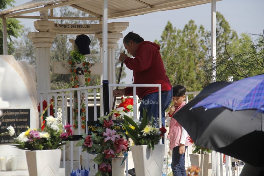 Hoy, un número considerable de duranguenses acudió a los panteones a visitar las tumbas de sus seres queridos; llevar flores, alimentos y otros presentes.