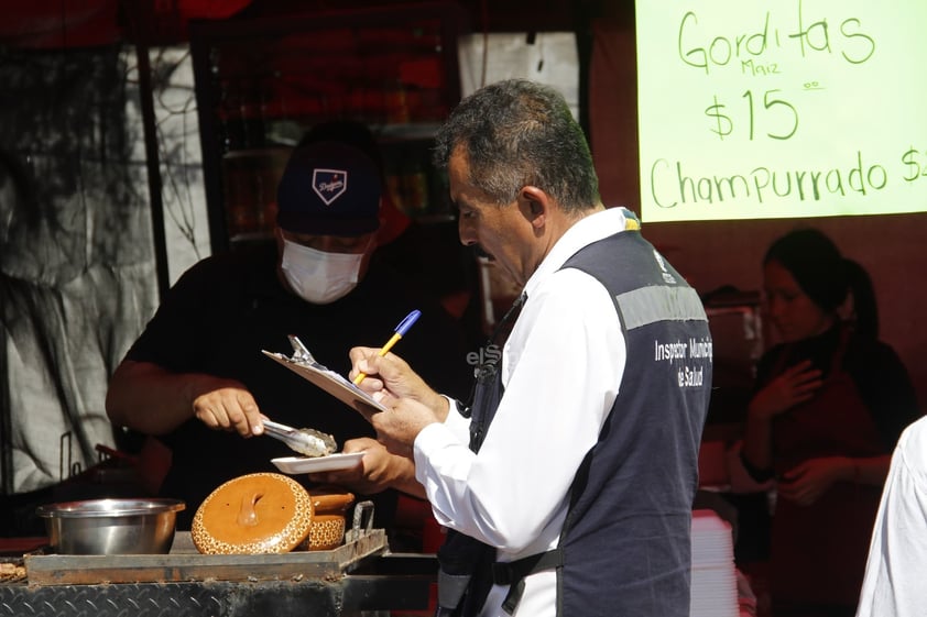 Hoy, un número considerable de duranguenses acudió a los panteones a visitar las tumbas de sus seres queridos; llevar flores, alimentos y otros presentes.