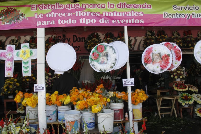 Hoy, un número considerable de duranguenses acudió a los panteones a visitar las tumbas de sus seres queridos; llevar flores, alimentos y otros presentes.