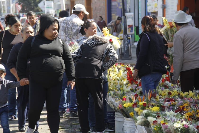 Hoy, un número considerable de duranguenses acudió a los panteones a visitar las tumbas de sus seres queridos; llevar flores, alimentos y otros presentes.