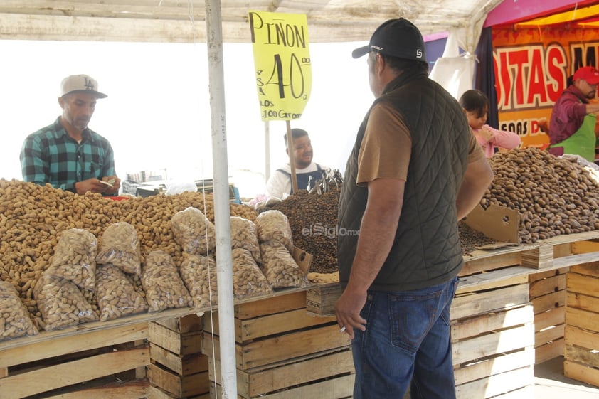 Hoy, un número considerable de duranguenses acudió a los panteones a visitar las tumbas de sus seres queridos; llevar flores, alimentos y otros presentes.