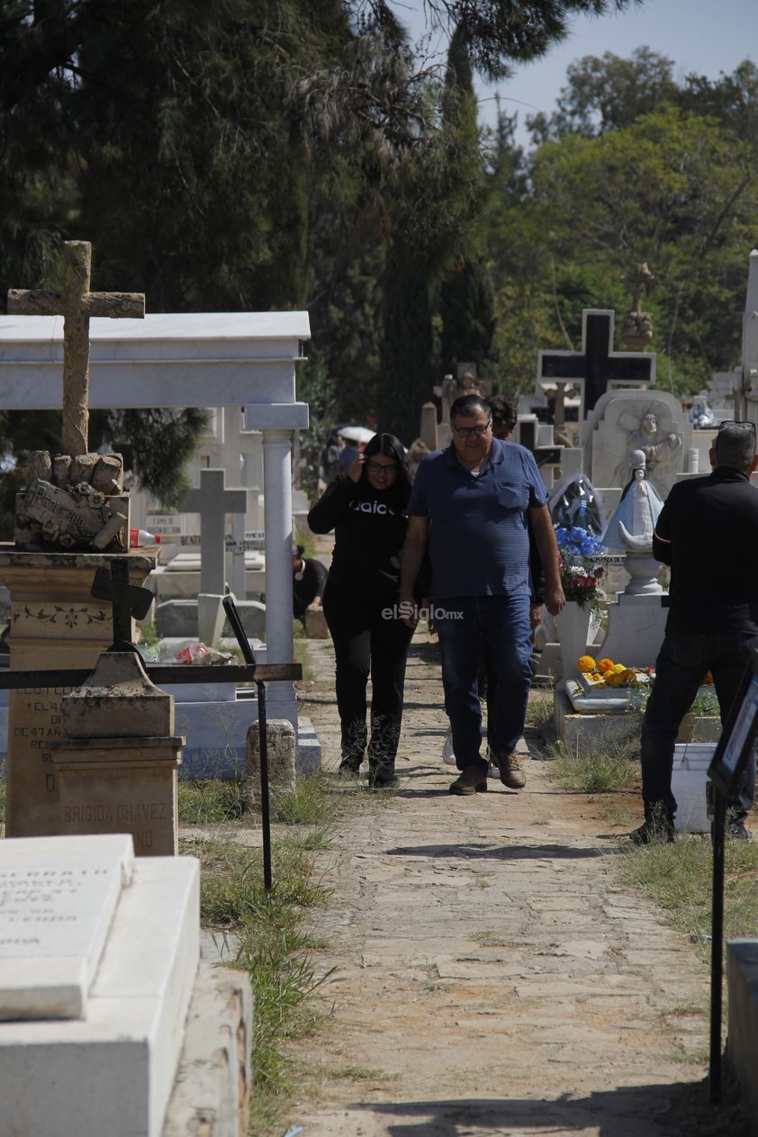 Hoy, un número considerable de duranguenses acudió a los panteones a visitar las tumbas de sus seres queridos; llevar flores, alimentos y otros presentes.