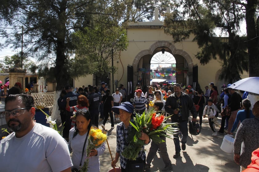 Hoy, un número considerable de duranguenses acudió a los panteones a visitar las tumbas de sus seres queridos; llevar flores, alimentos y otros presentes.