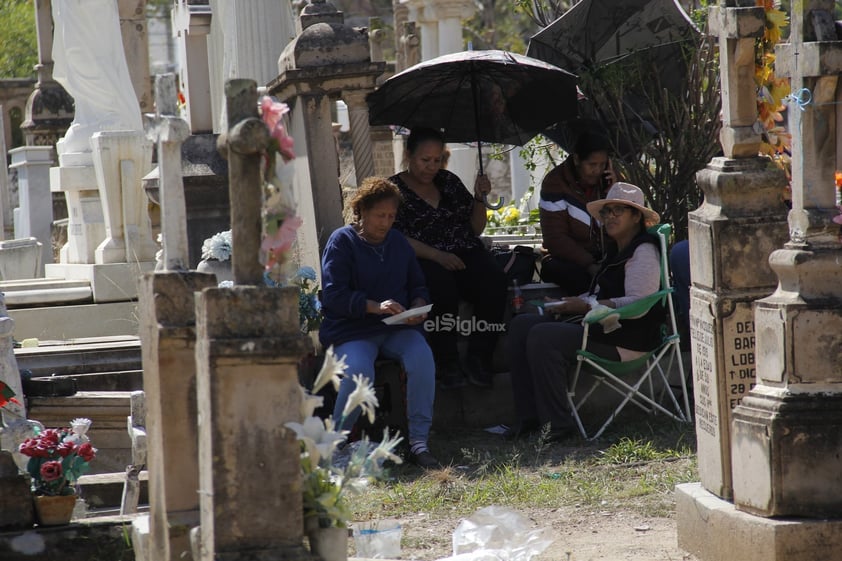 Hoy, un número considerable de duranguenses acudió a los panteones a visitar las tumbas de sus seres queridos; llevar flores, alimentos y otros presentes.