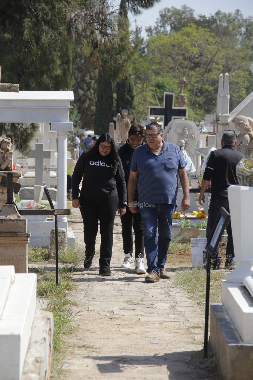 Hoy, un número considerable de duranguenses acudió a los panteones a visitar las tumbas de sus seres queridos; llevar flores, alimentos y otros presentes.