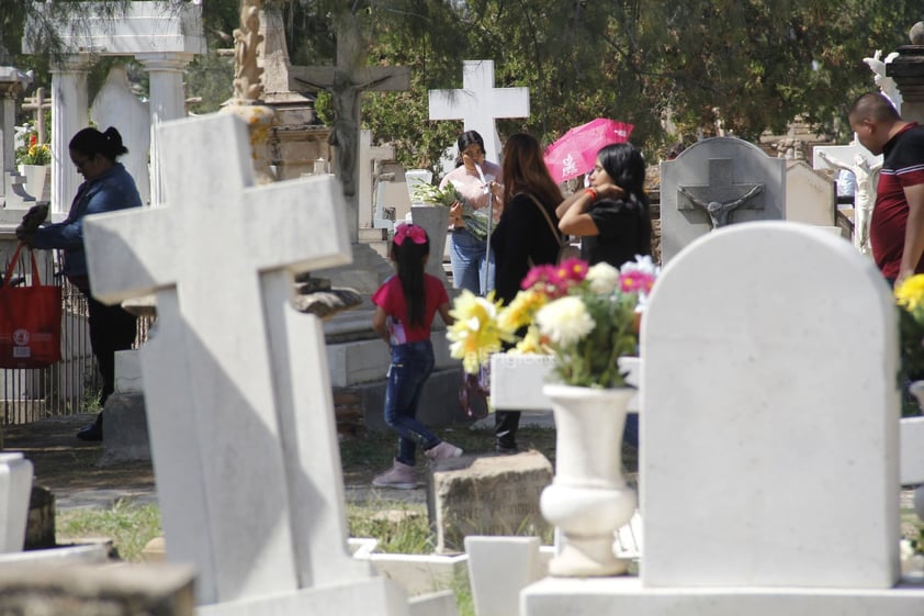 Hoy, un número considerable de duranguenses acudió a los panteones a visitar las tumbas de sus seres queridos; llevar flores, alimentos y otros presentes.