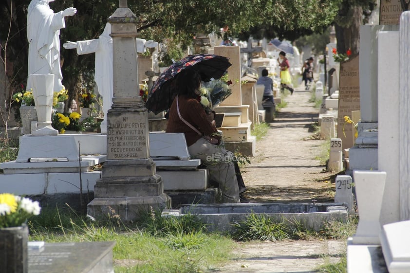 Hoy, un número considerable de duranguenses acudió a los panteones a visitar las tumbas de sus seres queridos; llevar flores, alimentos y otros presentes.