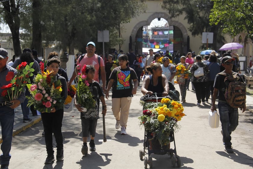 Hoy, un número considerable de duranguenses acudió a los panteones a visitar las tumbas de sus seres queridos; llevar flores, alimentos y otros presentes.