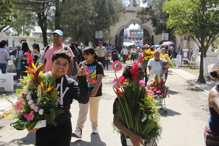 Hoy, un número considerable de duranguenses acudió a los panteones a visitar las tumbas de sus seres queridos; llevar flores, alimentos y otros presentes.