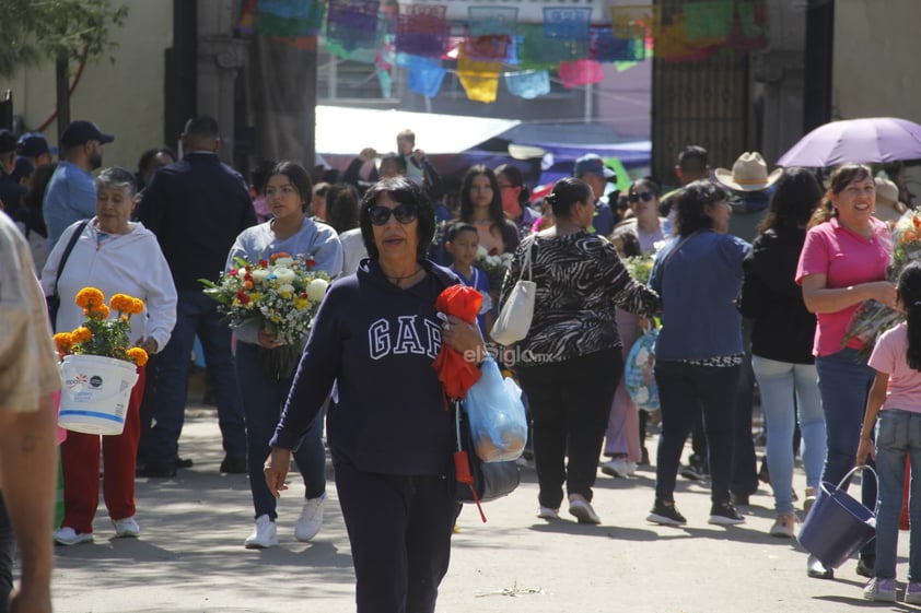 Hoy, un número considerable de duranguenses acudió a los panteones a visitar las tumbas de sus seres queridos; llevar flores, alimentos y otros presentes.