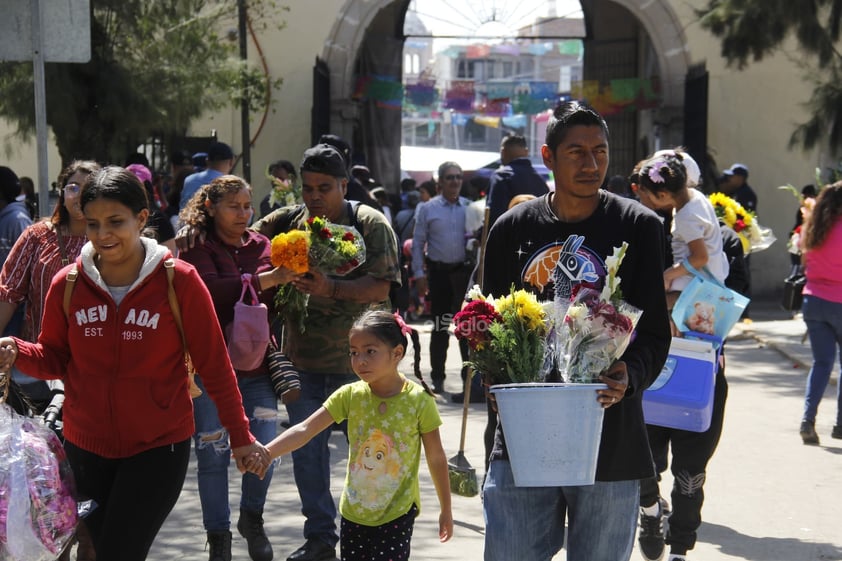 Hoy, un número considerable de duranguenses acudió a los panteones a visitar las tumbas de sus seres queridos; llevar flores, alimentos y otros presentes.