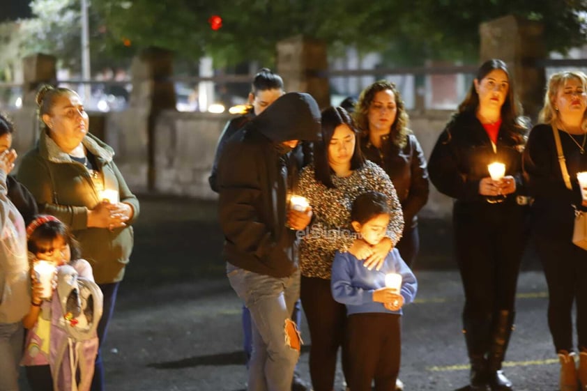 Decenas de personas respondieron al llamado realizado por la asociación JACS para realizar una actividad de encendido de luz, dedicado a las personas que han fallecido por autolesión.