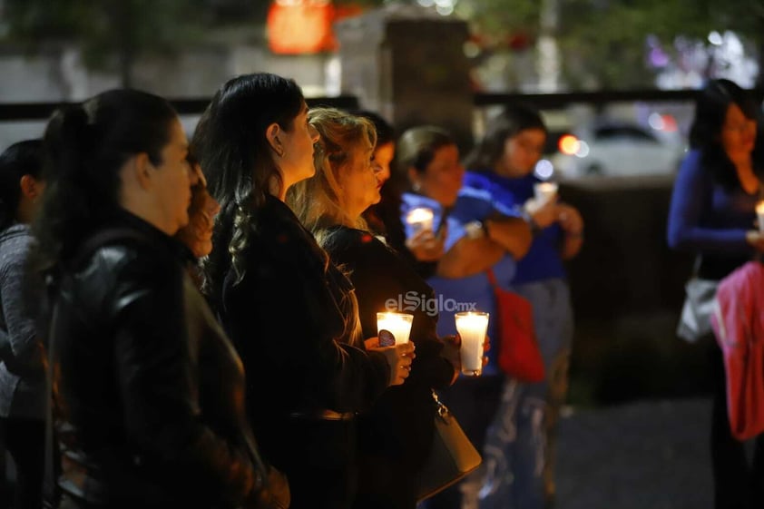 Decenas de personas respondieron al llamado realizado por la asociación JACS para realizar una actividad de encendido de luz, dedicado a las personas que han fallecido por autolesión.