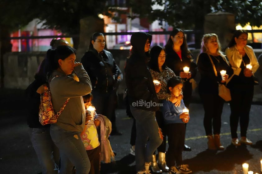 Decenas de personas respondieron al llamado realizado por la asociación JACS para realizar una actividad de encendido de luz, dedicado a las personas que han fallecido por autolesión.