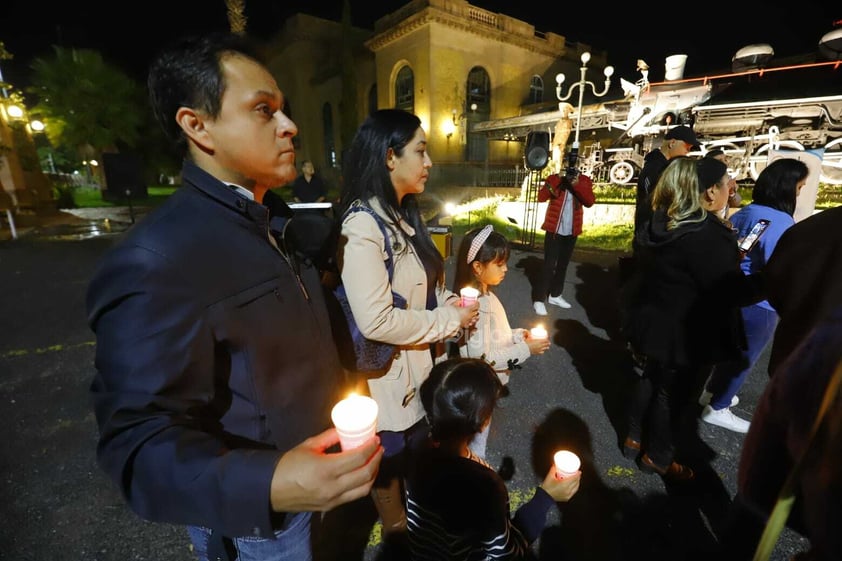 Decenas de personas respondieron al llamado realizado por la asociación JACS para realizar una actividad de encendido de luz, dedicado a las personas que han fallecido por autolesión.