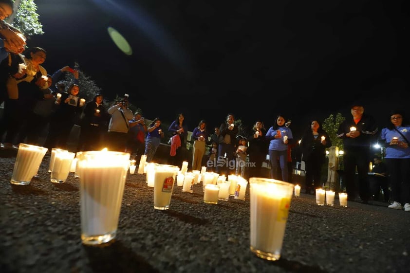 Decenas de personas respondieron al llamado realizado por la asociación JACS para realizar una actividad de encendido de luz, dedicado a las personas que han fallecido por autolesión.