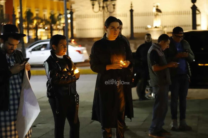 “Hoy es un día de luto, pero también es un día de revolución'. El asesinato en Aguascalientes del magistrade Jesús Ociel Baena y su pareja convocó a integrantes de la comunidad LGBTTTIQ+ a una vigilia en la Plaza de Armas.