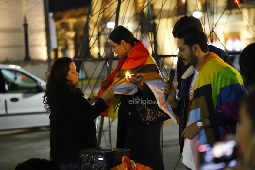 “Hoy es un día de luto, pero también es un día de revolución'. El asesinato en Aguascalientes del magistrade Jesús Ociel Baena y su pareja convocó a integrantes de la comunidad LGBTTTIQ+ a una vigilia en la Plaza de Armas.