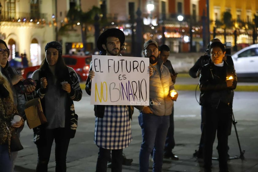 “Hoy es un día de luto, pero también es un día de revolución'. El asesinato en Aguascalientes del magistrade Jesús Ociel Baena y su pareja convocó a integrantes de la comunidad LGBTTTIQ+ a una vigilia en la Plaza de Armas.