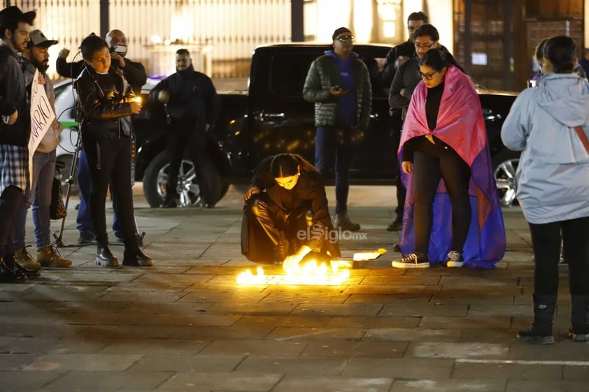 “Hoy es un día de luto, pero también es un día de revolución'. El asesinato en Aguascalientes del magistrade Jesús Ociel Baena y su pareja convocó a integrantes de la comunidad LGBTTTIQ+ a una vigilia en la Plaza de Armas.