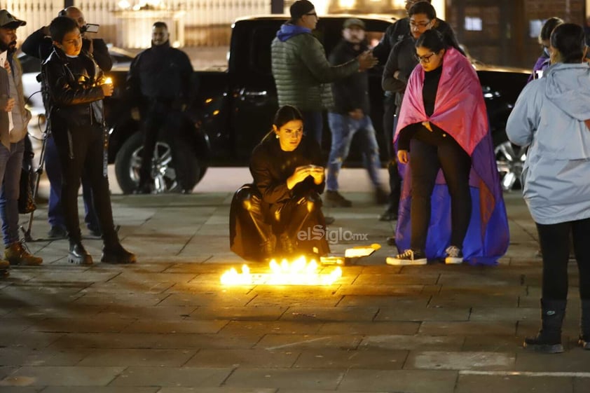 “Hoy es un día de luto, pero también es un día de revolución'. El asesinato en Aguascalientes del magistrade Jesús Ociel Baena y su pareja convocó a integrantes de la comunidad LGBTTTIQ+ a una vigilia en la Plaza de Armas.