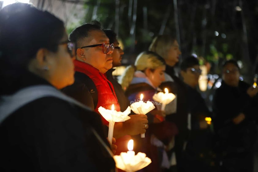 “Hoy es un día de luto, pero también es un día de revolución'. El asesinato en Aguascalientes del magistrade Jesús Ociel Baena y su pareja convocó a integrantes de la comunidad LGBTTTIQ+ a una vigilia en la Plaza de Armas.