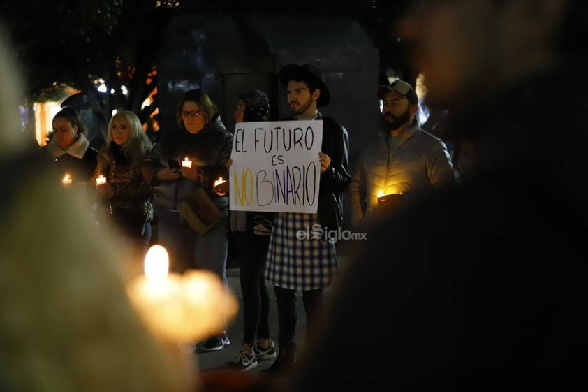 “Hoy es un día de luto, pero también es un día de revolución'. El asesinato en Aguascalientes del magistrade Jesús Ociel Baena y su pareja convocó a integrantes de la comunidad LGBTTTIQ+ a una vigilia en la Plaza de Armas.