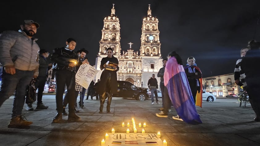 “Hoy es un día de luto, pero también es un día de revolución'. El asesinato en Aguascalientes del magistrade Jesús Ociel Baena y su pareja convocó a integrantes de la comunidad LGBTTTIQ+ a una vigilia en la Plaza de Armas.