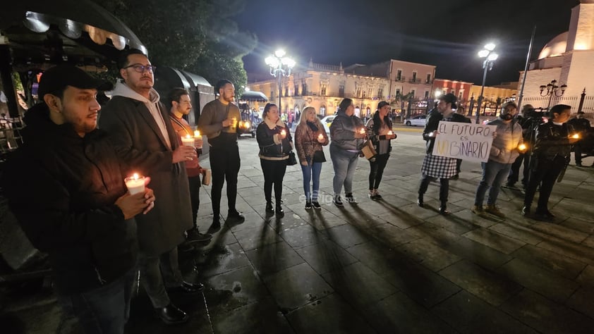 “Hoy es un día de luto, pero también es un día de revolución'. El asesinato en Aguascalientes del magistrade Jesús Ociel Baena y su pareja convocó a integrantes de la comunidad LGBTTTIQ+ a una vigilia en la Plaza de Armas.