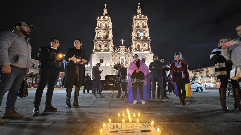 “Hoy es un día de luto, pero también es un día de revolución'. El asesinato en Aguascalientes del magistrade Jesús Ociel Baena y su pareja convocó a integrantes de la comunidad LGBTTTIQ+ a una vigilia en la Plaza de Armas.